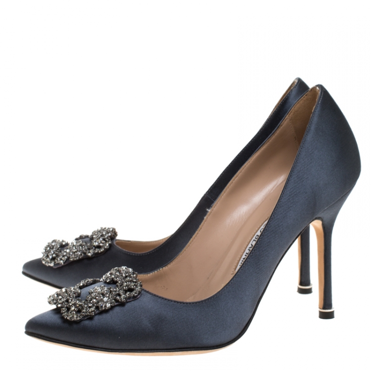 مملوكة مسبقًا Manolo Blahnik Grey Satin Hangisi Pumps Size 37.5