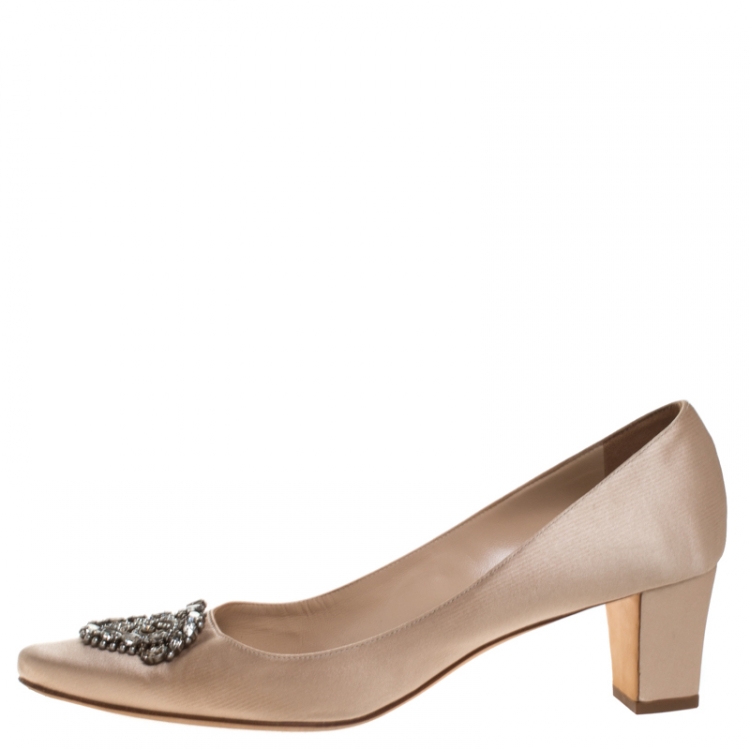 مملوكة مسبقًا Manolo Blahnik Beige Satin Okkava Crystal Embellished Pumps Size 42