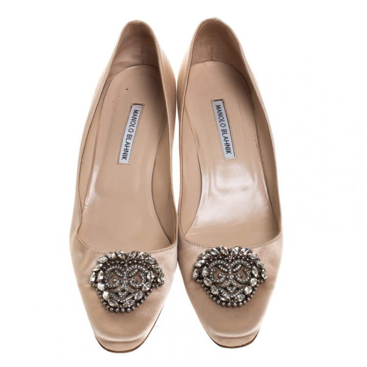 مملوكة مسبقًا Manolo Blahnik Beige Satin Okkava Crystal Embellished Pumps Size 42
