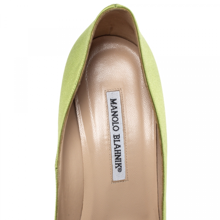 مملوكة مسبقًا Manolo Blahnik Green Satin Hangisi Crystal Embellished Pumps Size 40