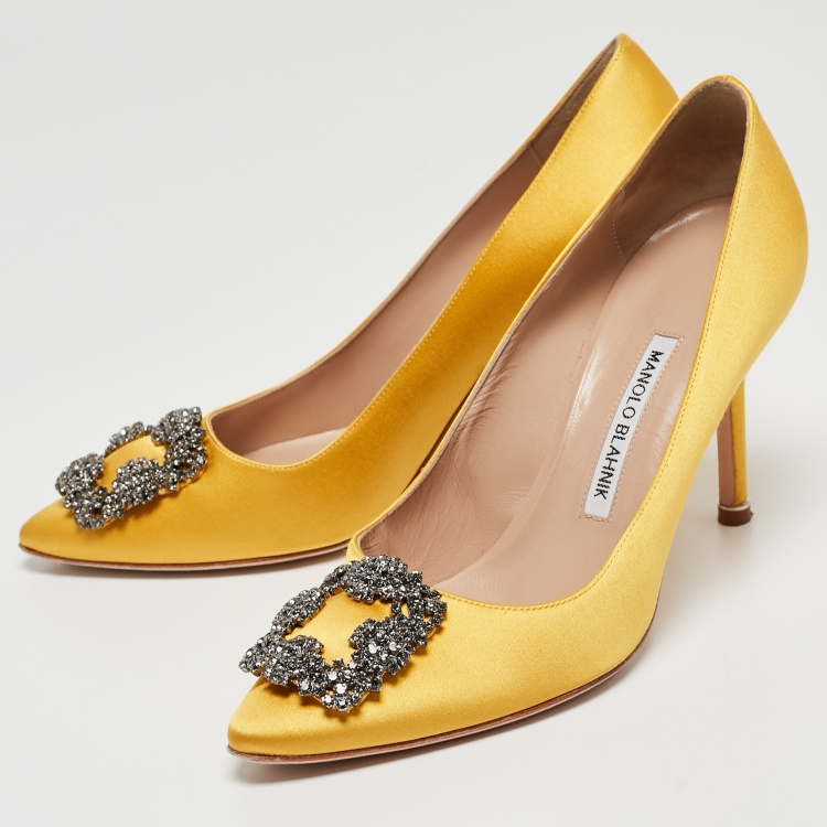 Manolo blahnik 2025 yellow hangisi