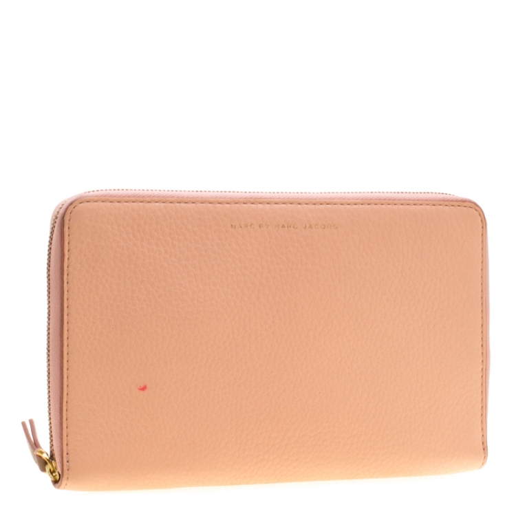 مملوكة مسبقًا Marc by Marc Jacobs Peach/Brown Leather Organizer Zippy Wallet
