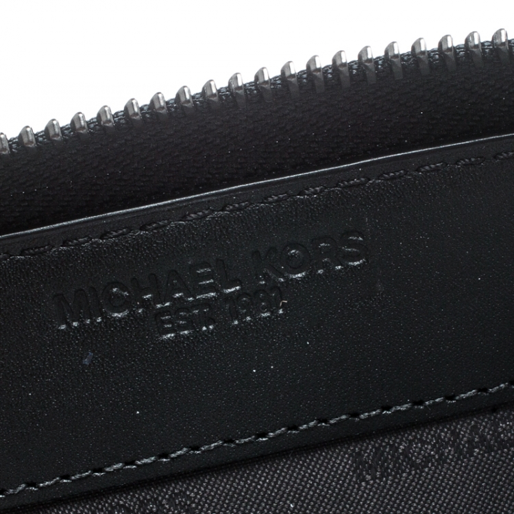 مملوكة مسبقًا Michael Kors Black Signature Coated Canvas Zip Around Wallet