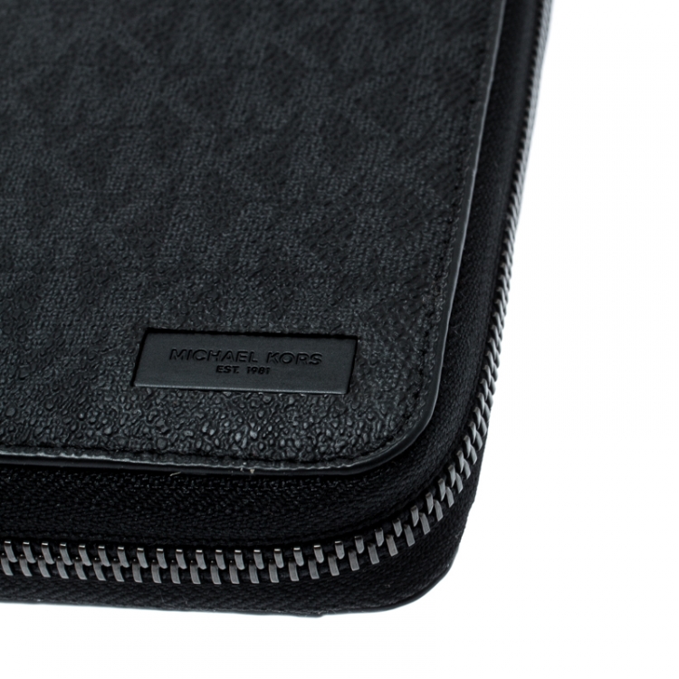 مملوكة مسبقًا Michael Kors Black Signature Coated Canvas Zip Around Wallet