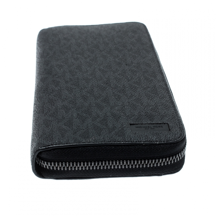 مملوكة مسبقًا Michael Kors Black Signature Coated Canvas Zip Around Wallet