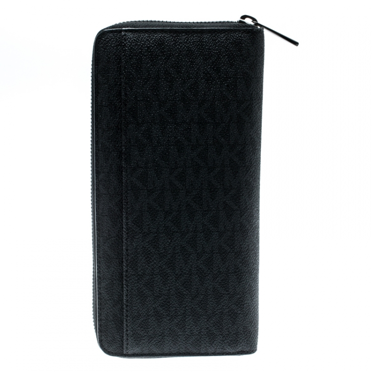 مملوكة مسبقًا Michael Kors Black Signature Coated Canvas Zip Around Wallet