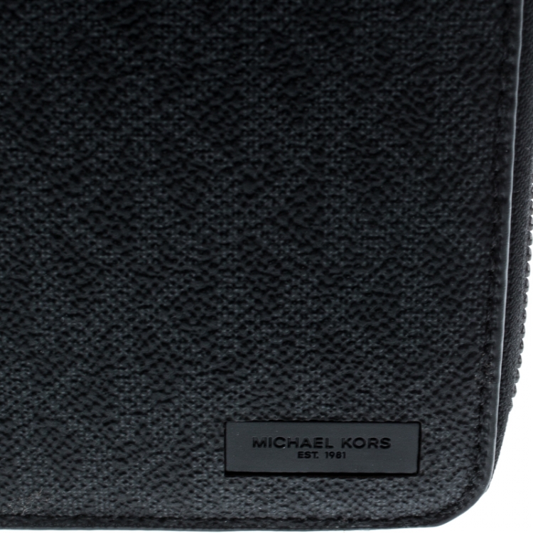 مملوكة مسبقًا Michael Kors Black Signature Coated Canvas Zip Around Wallet