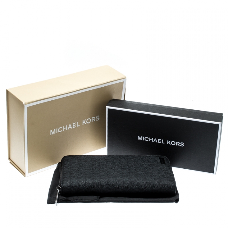 مملوكة مسبقًا Michael Kors Black Signature Coated Canvas Zip Around Wallet