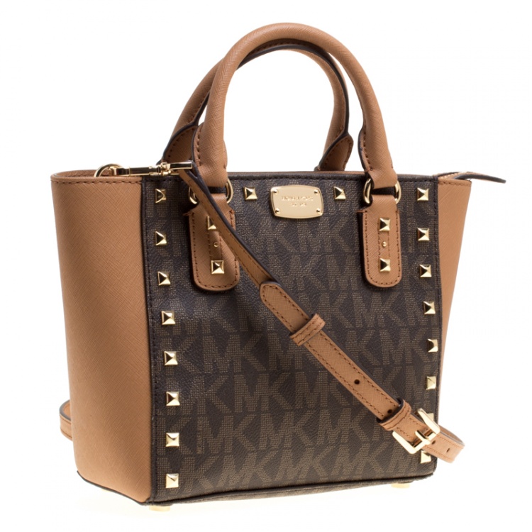 مملوكة مسبقًا Michael Michael Kors Signature Coated Canvas and Leather Small Studded Sandrine Crossbody Bag