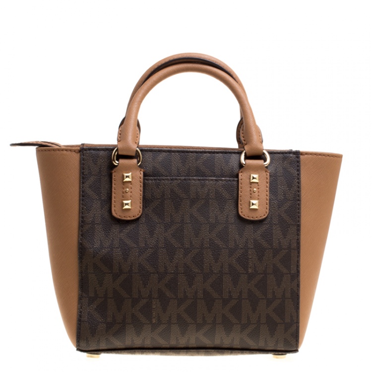 مملوكة مسبقًا Michael Michael Kors Signature Coated Canvas and Leather Small Studded Sandrine Crossbody Bag
