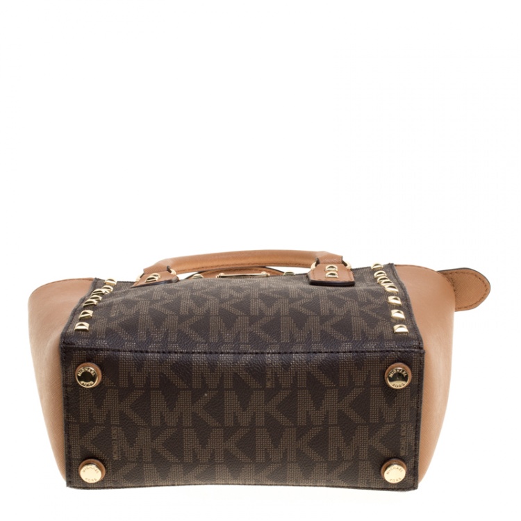 مملوكة مسبقًا Michael Michael Kors Signature Coated Canvas and Leather Small Studded Sandrine Crossbody Bag