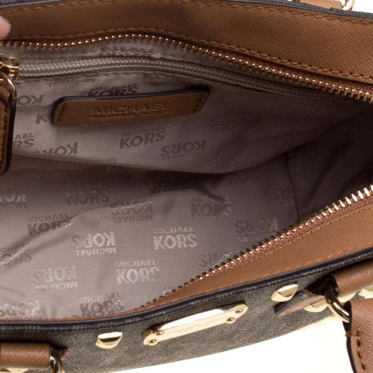 مملوكة مسبقًا Michael Michael Kors Signature Coated Canvas and Leather Small Studded Sandrine Crossbody Bag