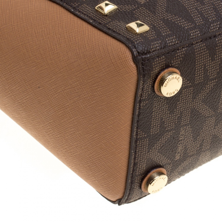 مملوكة مسبقًا Michael Michael Kors Signature Coated Canvas and Leather Small Studded Sandrine Crossbody Bag