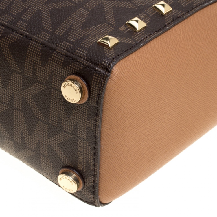 مملوكة مسبقًا Michael Michael Kors Signature Coated Canvas and Leather Small Studded Sandrine Crossbody Bag