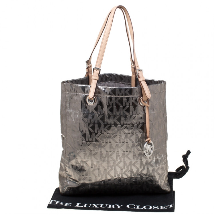 مملوكة مسبقًا Michael Michael Kors Silver Signature Patent Leather Jet Set North South Tote