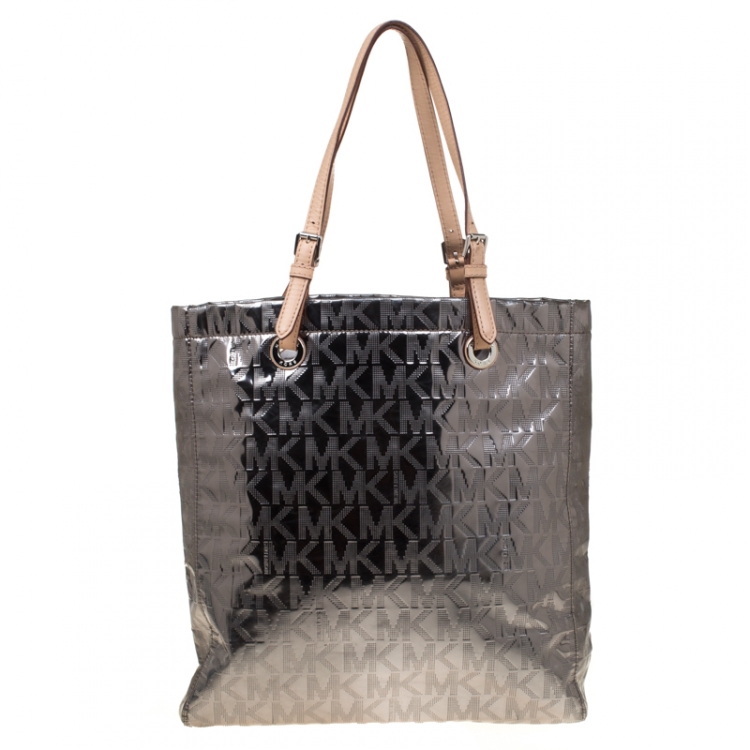 مملوكة مسبقًا Michael Michael Kors Silver Signature Patent Leather Jet Set North South Tote