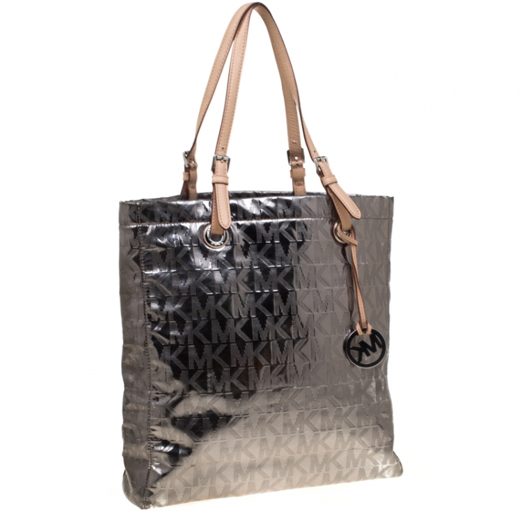 مملوكة مسبقًا Michael Michael Kors Silver Signature Patent Leather Jet Set North South Tote