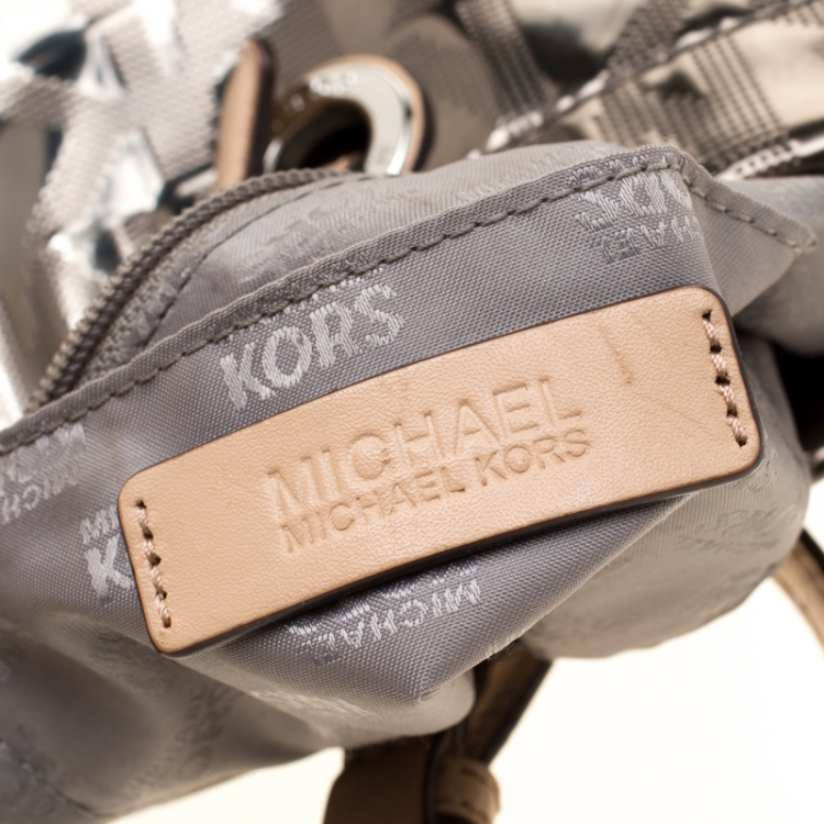 مملوكة مسبقًا MICHAEL Michael Kors Nikel Metallic Mirror PVC Leather North South Tote