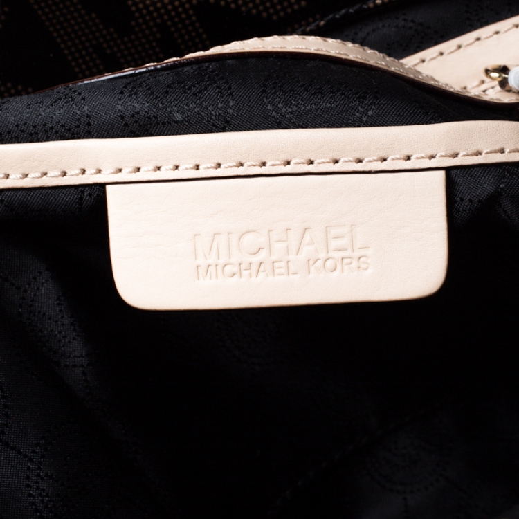 مملوكة مسبقًا Michael Michael Kors Black/Beige Large Signature Patent Leather Jet Set Tote