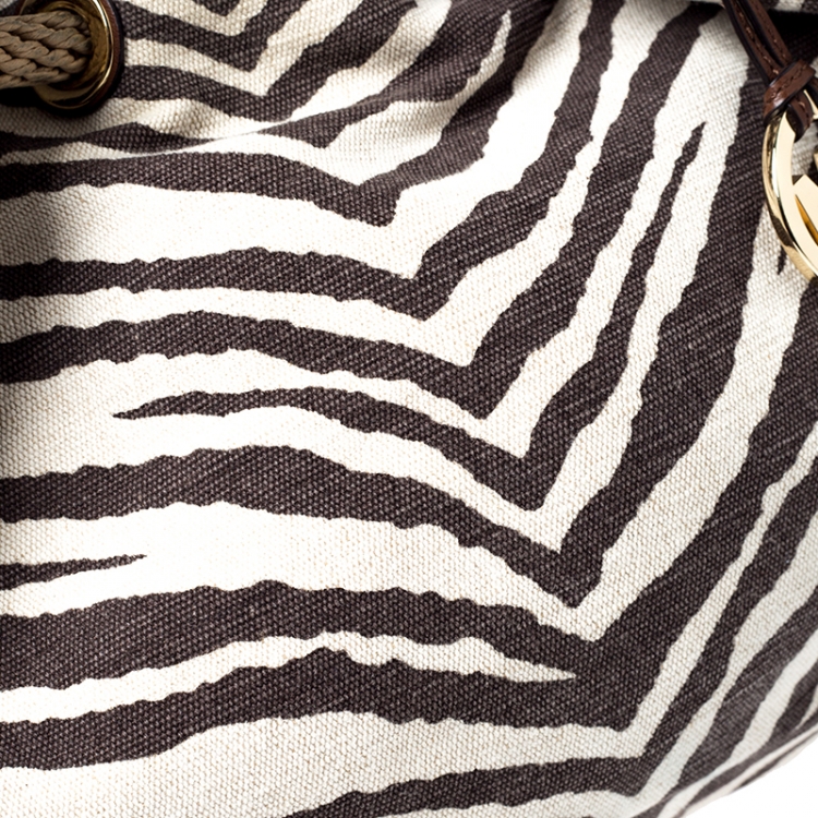 مملوكة مسبقًا MICHAEL Michael Kors Beige Tiger Print Canvas Marina Drawstring Hobo 