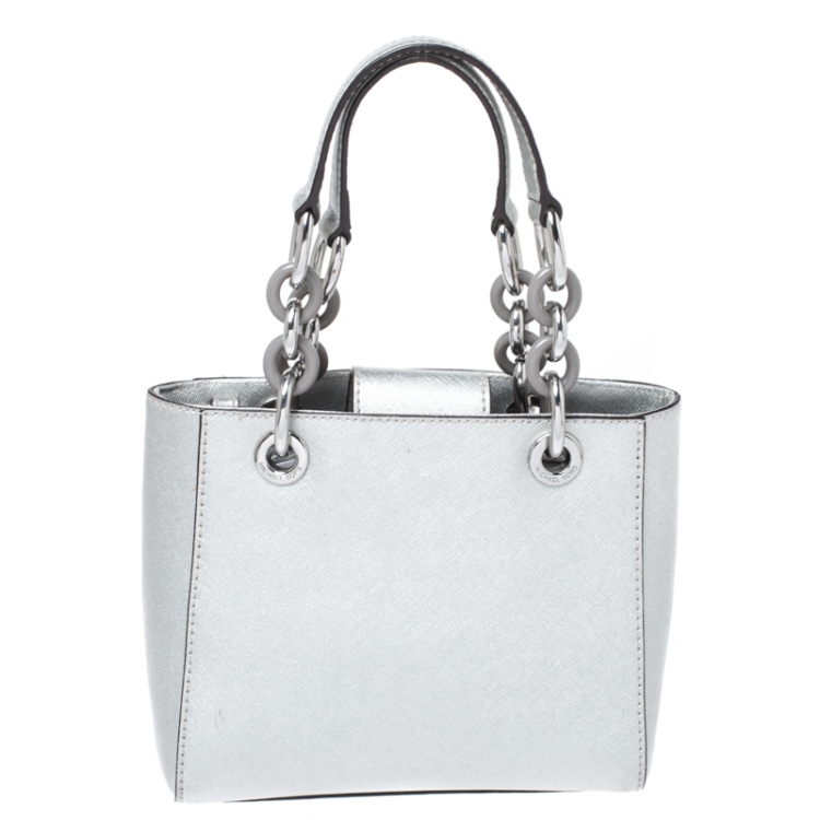 مملوكة مسبقًا MICHAEL Michael Kors Metallic Silver Leather Mini Cynthia Tote