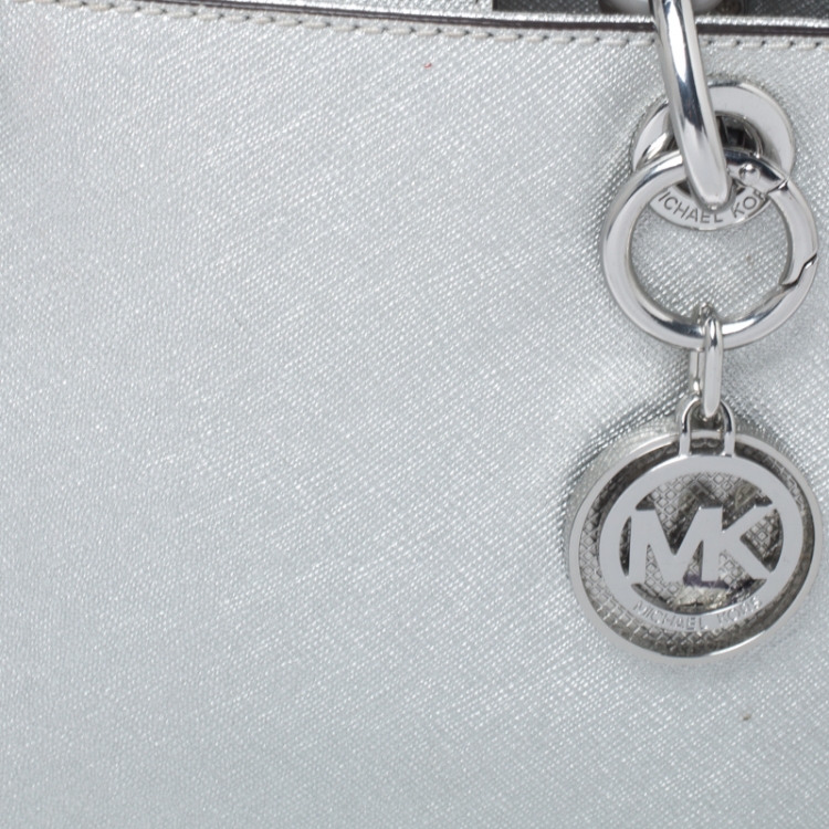 مملوكة مسبقًا MICHAEL Michael Kors Metallic Silver Leather Mini Cynthia Tote