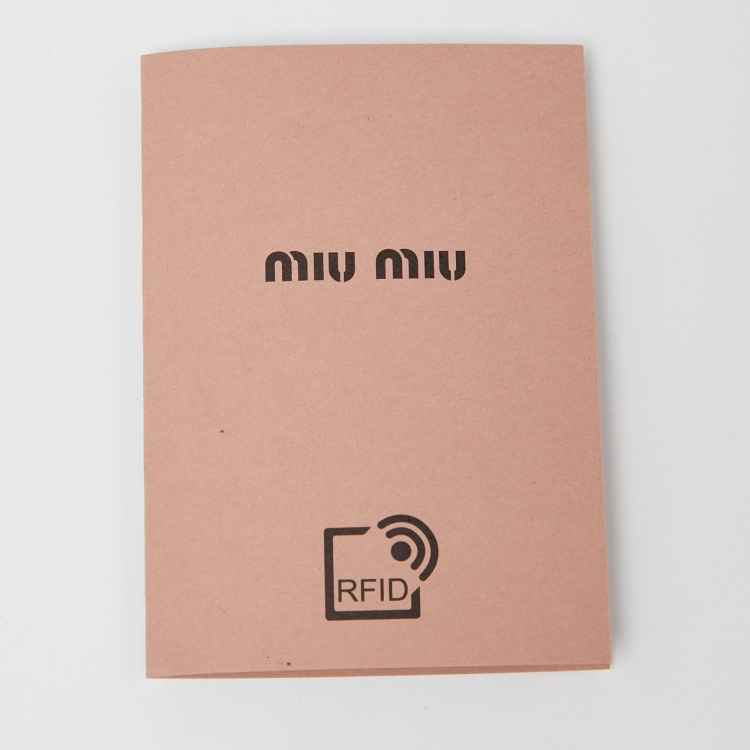 مملوكة مسبقًا Miu Miu Black Croc Embossed Leather Chain Badge Holder