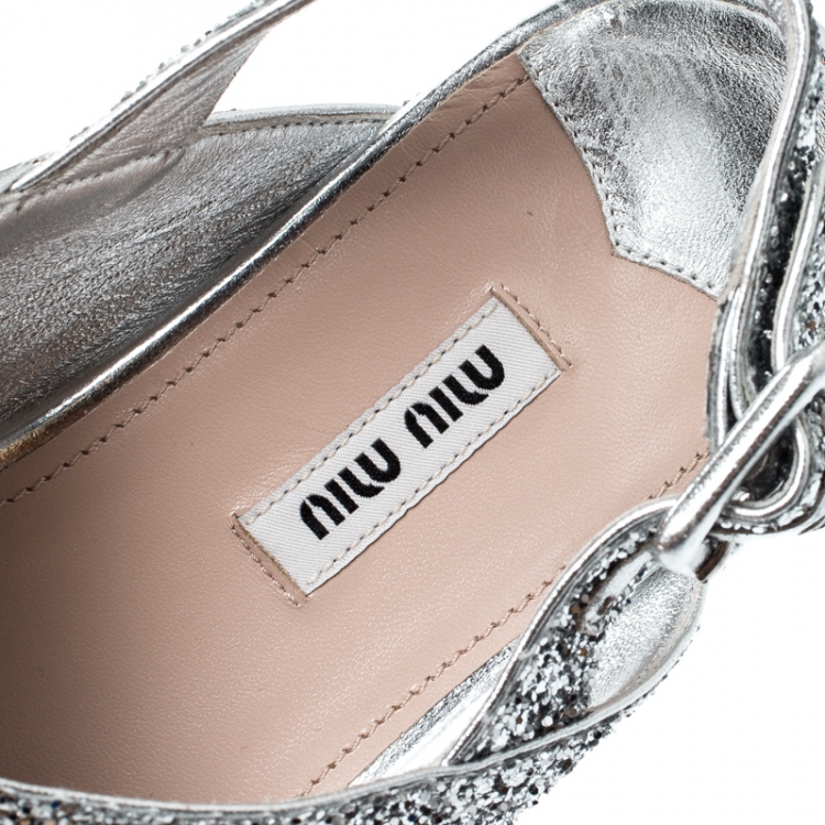 مملوكة مسبقًا Miu Miu Metallic Silver Coarse Glitter Crisscross Platform Slingback Sandals Size 38.5