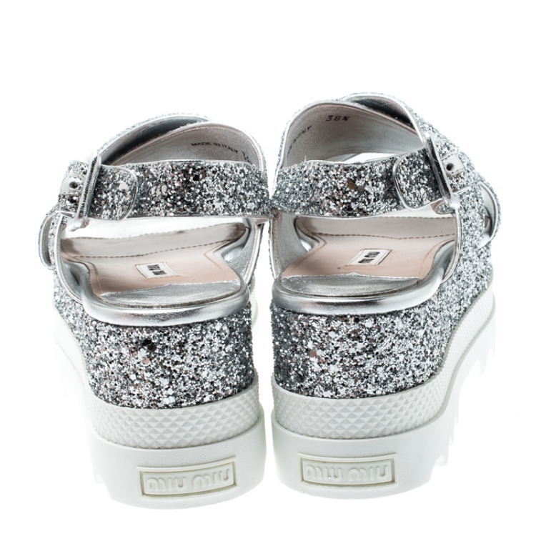 مملوكة مسبقًا Miu Miu Metallic Silver Coarse Glitter Crisscross Platform Slingback Sandals Size 38.5