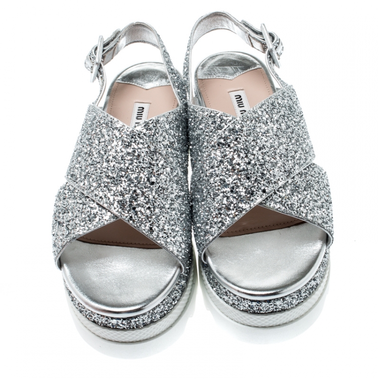 مملوكة مسبقًا Miu Miu Metallic Silver Coarse Glitter Crisscross Platform Slingback Sandals Size 38.5
