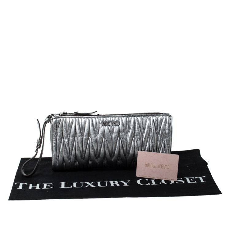 Pre Owned Miu Miu Silver Matelasse Lux Leather Wristlet Clutch 