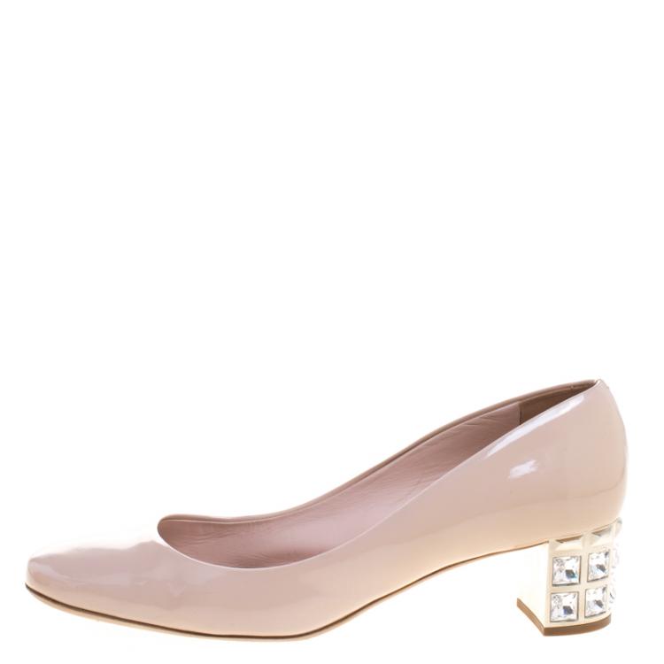مملوكة مسبقًا Miu Miu Beige Patent Leather Jeweled Block Heel Pumps Size 39.5