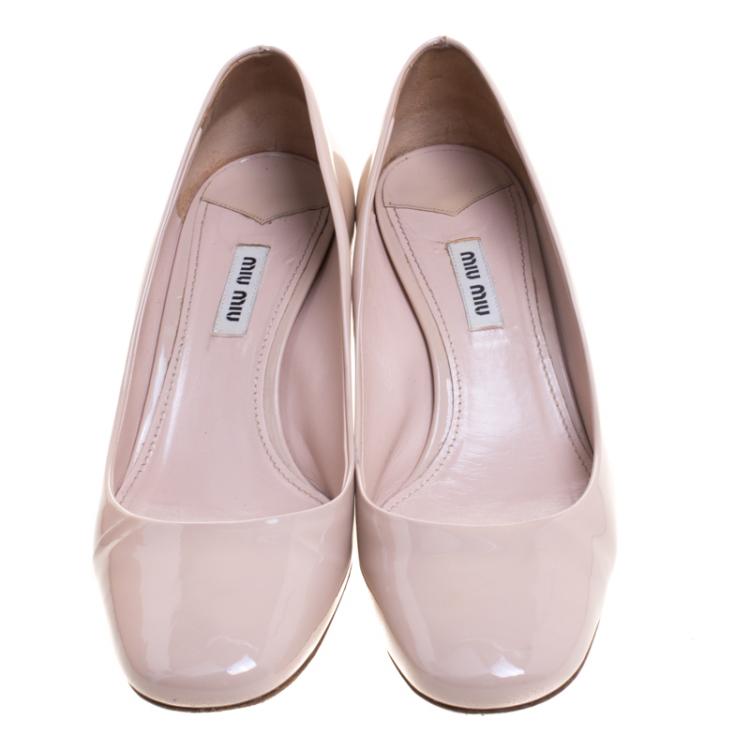 مملوكة مسبقًا Miu Miu Beige Patent Leather Jeweled Block Heel Pumps Size 39.5