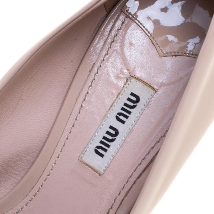 مملوكة مسبقًا Miu Miu Beige Patent Leather Jeweled Block Heel Pumps Size 39.5