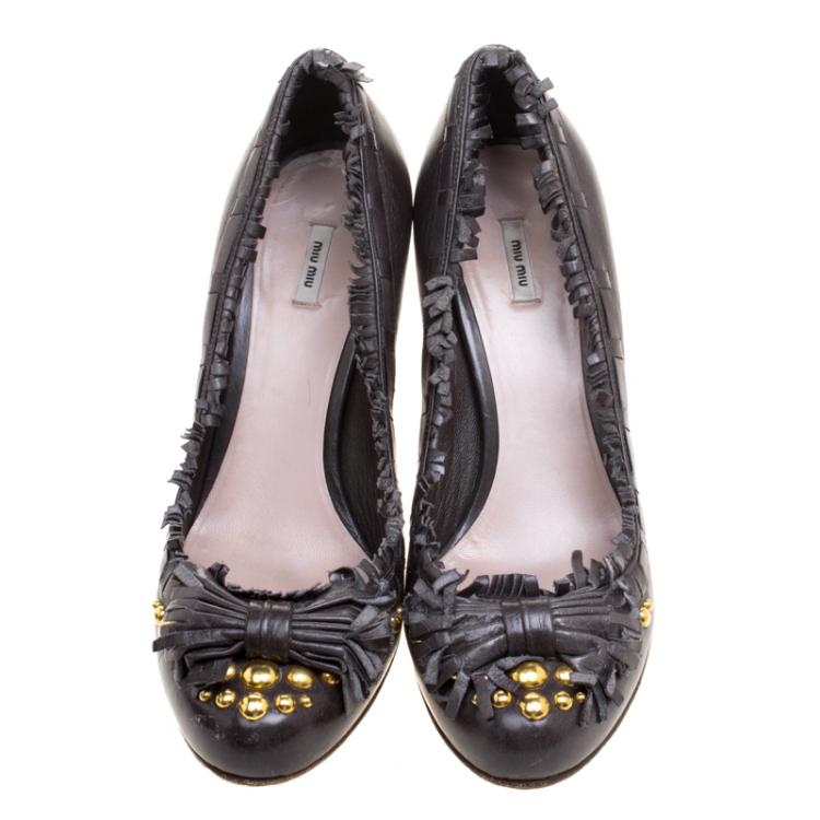 مملوكة مسبقًا Miu Miu Dark Grey Leather Studded Fringe Bow Detail Pumps Size 38
