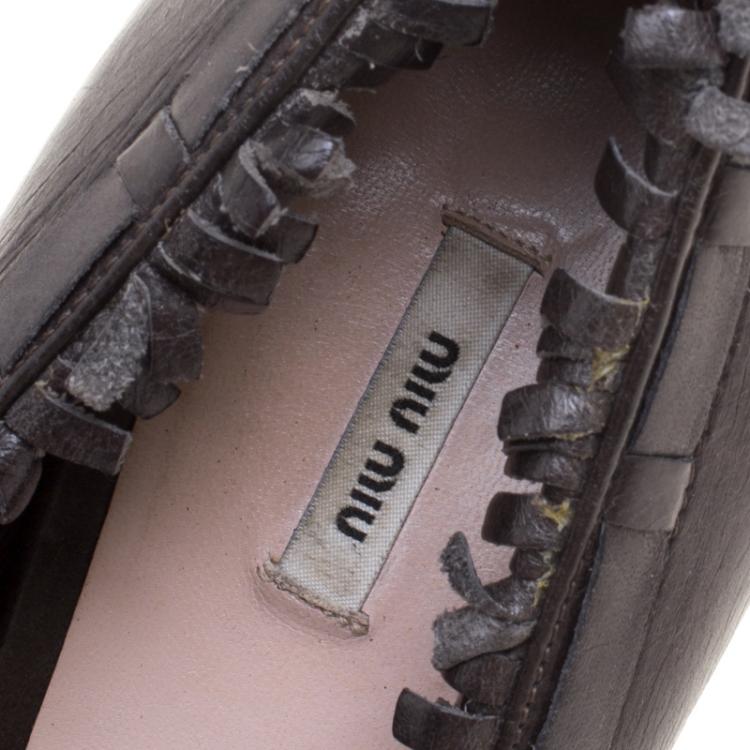 مملوكة مسبقًا Miu Miu Dark Grey Leather Studded Fringe Bow Detail Pumps Size 38