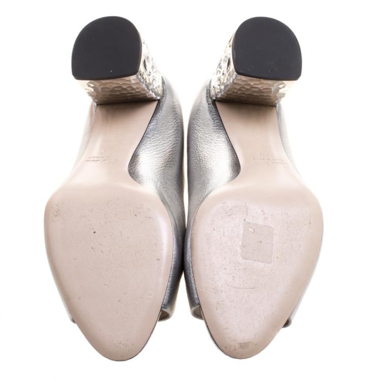 مملوكة مسبقًا Miu Miu Metallic Silver Leather Crystal Embellished Peep Toe Pumps Size 40