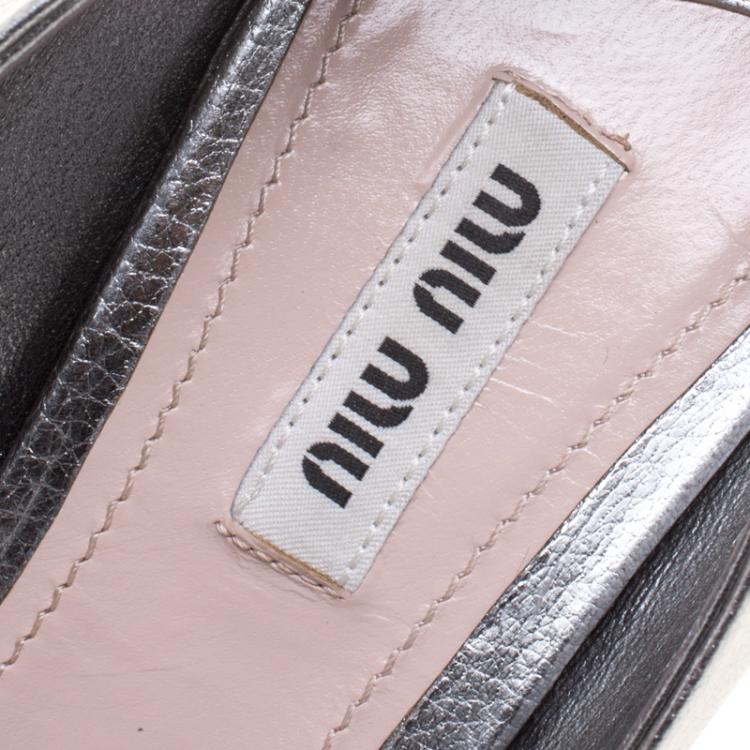 مملوكة مسبقًا Miu Miu Metallic Silver Leather Crystal Embellished Peep Toe Pumps Size 40