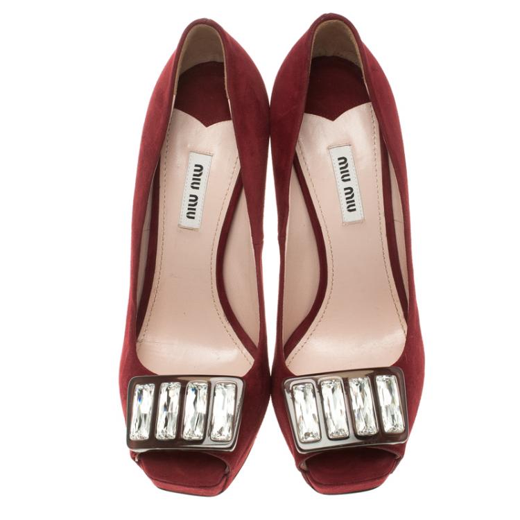 مملوكة مسبقًا Miu Miu Ruby Red Suede Crystal Embellished Peep Toe Pumps Size 39