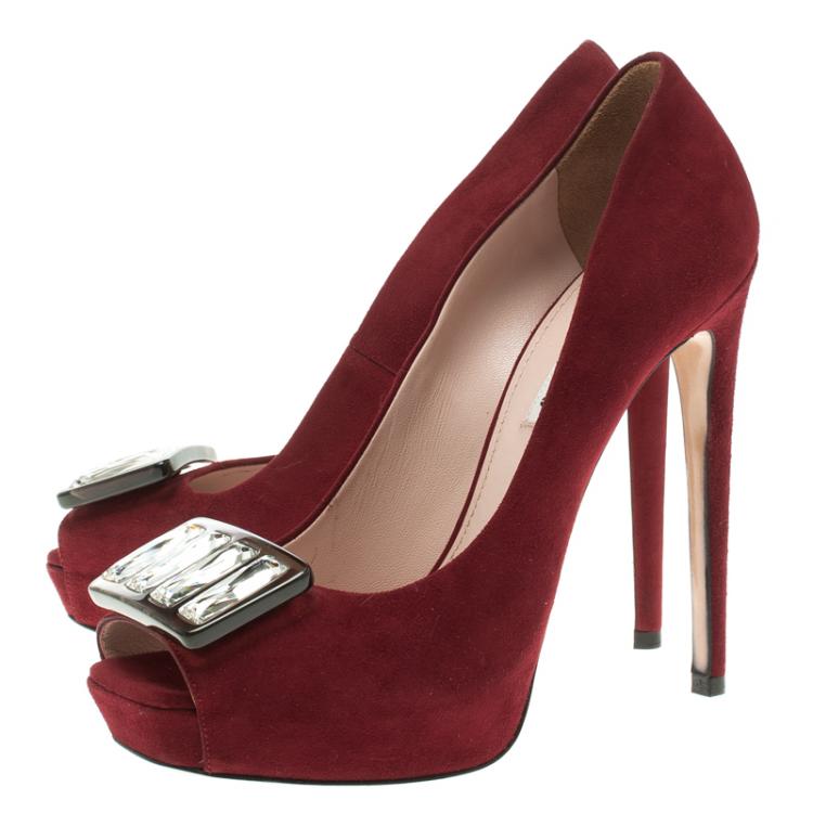 مملوكة مسبقًا Miu Miu Ruby Red Suede Crystal Embellished Peep Toe Pumps Size 39