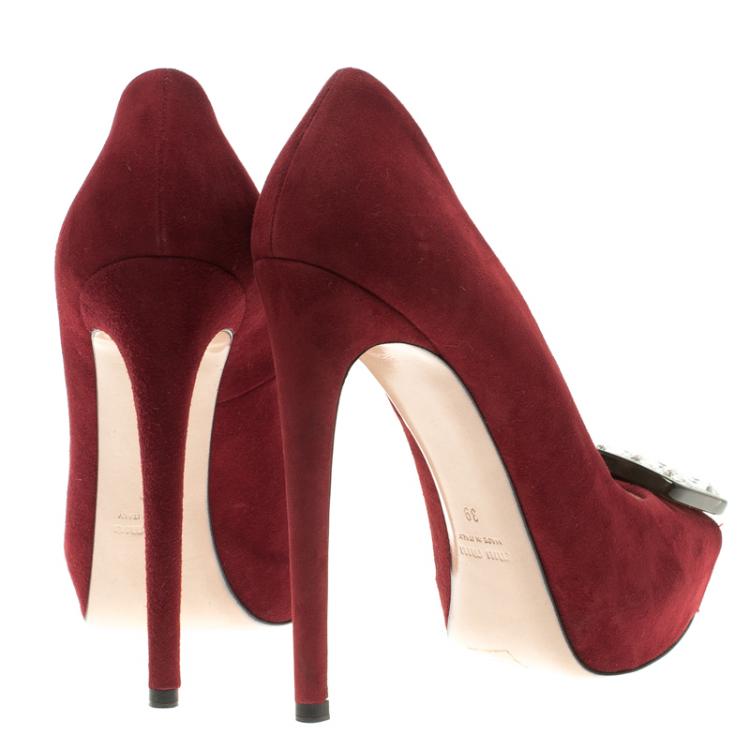 مملوكة مسبقًا Miu Miu Ruby Red Suede Crystal Embellished Peep Toe Pumps Size 39