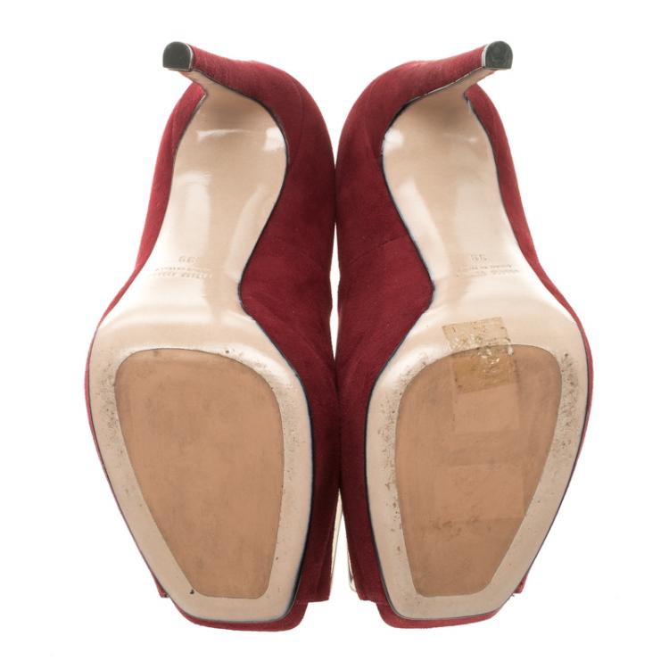 مملوكة مسبقًا Miu Miu Ruby Red Suede Crystal Embellished Peep Toe Pumps Size 39