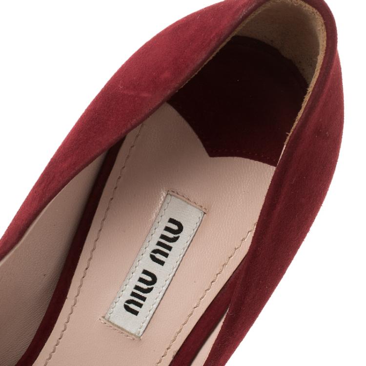 مملوكة مسبقًا Miu Miu Ruby Red Suede Crystal Embellished Peep Toe Pumps Size 39