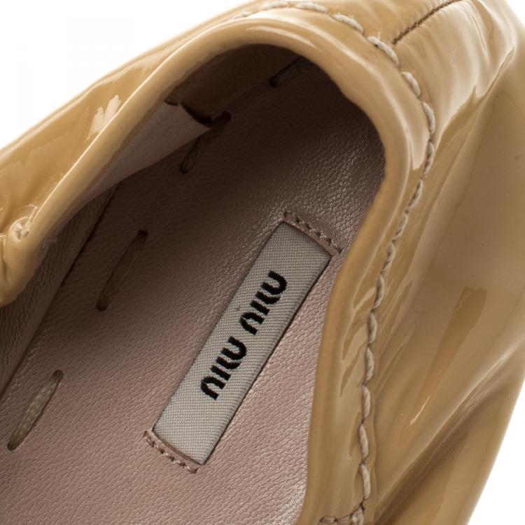 Pre Owned Miu Miu Beige Patent Leather Scrunch Bow Ballet Flats Size 39