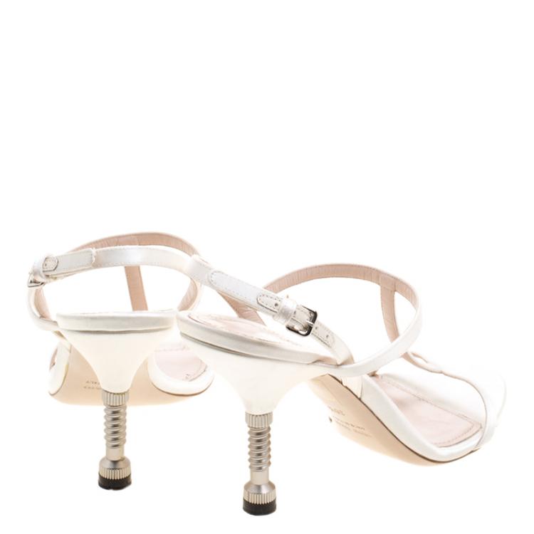 مملوكة مسبقًا Miu Miu White Satin T-strap Bolt Heel Slingback Sandals Size 38.5
