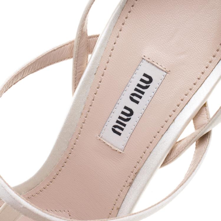 مملوكة مسبقًا Miu Miu White Satin T-strap Bolt Heel Slingback Sandals Size 38.5