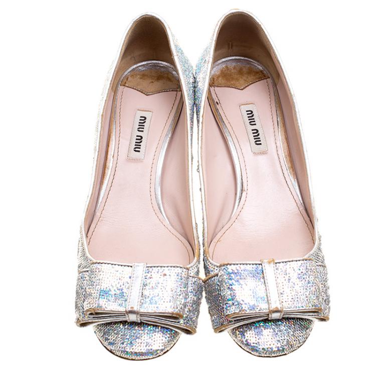 Pre Owned Miu Miu Silver Sequin Bow Pumps Size 38