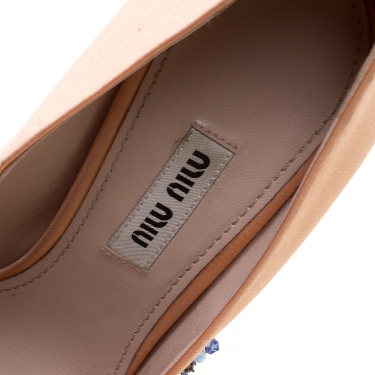 Pre Owned Miu Miu Peach Satin Embellished Pumps Size 36