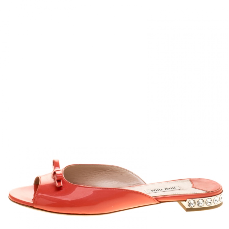 مملوكة مسبقًا Miu Miu Coral Patent Leather Bow Detail Jeweled Heel Flat Slides Size 38