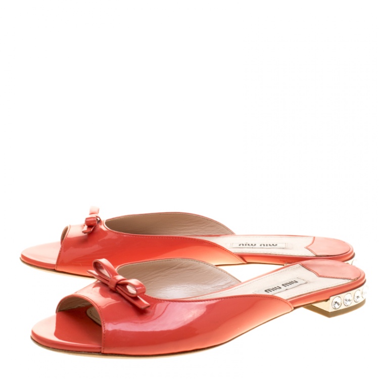 مملوكة مسبقًا Miu Miu Coral Patent Leather Bow Detail Jeweled Heel Flat Slides Size 38